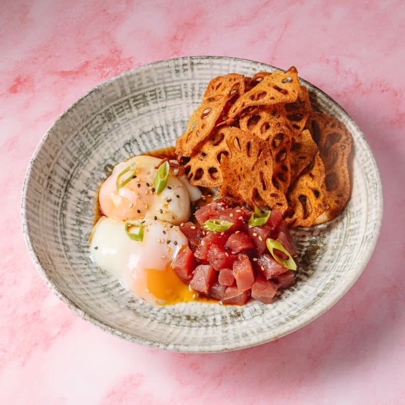 Tartar de Atún con Huevos y crujiente de Loto